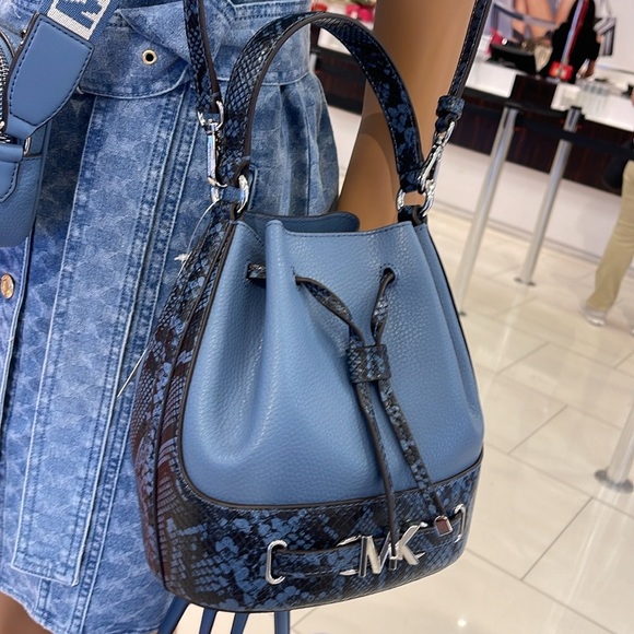 MICHAEL KORS 
Reed Md Pebbled Leather Belted Bucket Messenger Satchel Crossbody - Picture 4 of 16